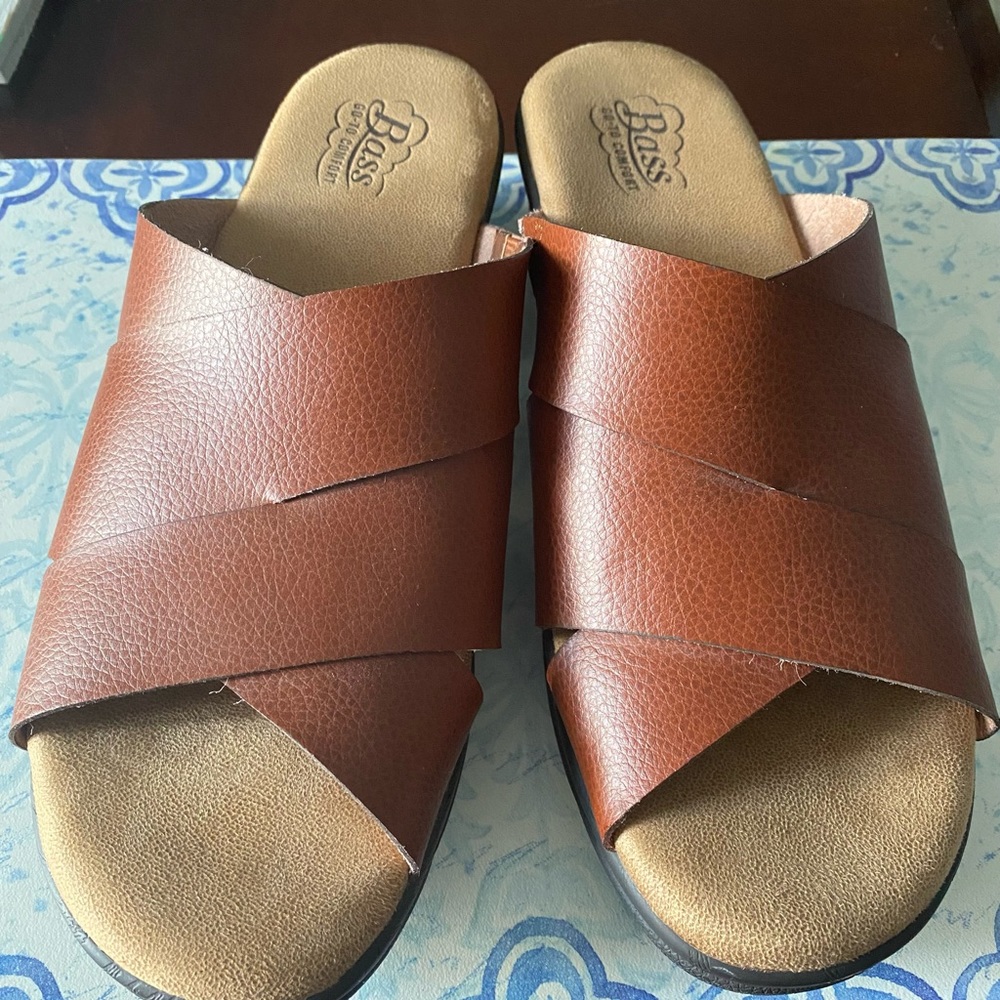 Bass size 8.5 leather wedge sandals